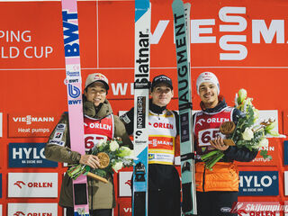 2.Platz Ryoyu Kobayashi (JPN), Sieger Domen Prevc (SLO), 3. Platz Philipp Raimund (GER)