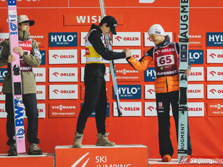 2. Platz Ryoyu Kobayashi (JPN), Sieger Domen Prevc (SLO), 3. Platz Philipp Raimund (GER)