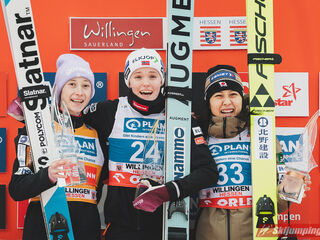 2. Platz Nika Prevc (SLO), Siegerin Eirin Maria Kvaendal (NOR), 3. Platz Nozomi Maruyama (JPN)