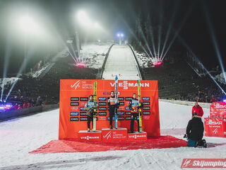 2. Platz Ren Nikaido (JPN), Sieger Domen Prevc (SLO), 3. Platz Karl Geiger (GER)