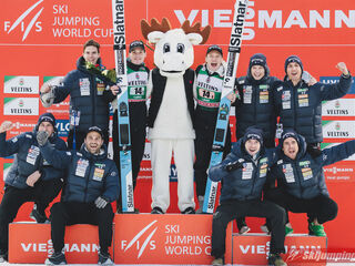 2. Platz Domen Prevc (SLO), Anze Lanisek (SLO), Teamfoto