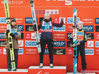 2. Platz Nozomi Maruyama (JPN), Siegerin Eirin Maria Kvaandal (NOR), 3. Platz Nika Prevc (SLO)