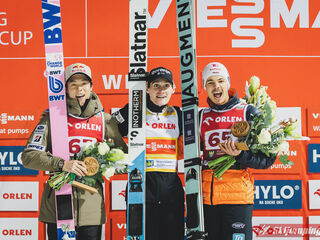 2. Platz Ryoyu Kobayashi (JPN), Sieger Domen Prevc (SLO), 3. Platz Philipp Raimund (GER)