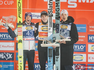 2. Platz Stefan Kraft (AUT), Sieger Domen Prevc (SLO), 3. Platz Philipp Raimund (GER)