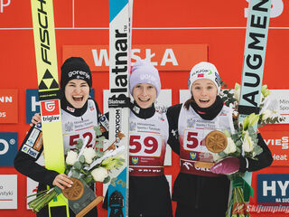 2. Platz Nika Vodan (SLO), Siegerin Nika Prevc (SLO), 3. Platz Eirin Maria Kvandal (NOR)