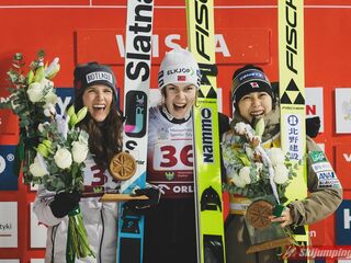 2. Platz Abigail Strate (CAN), Siegerin Anna Odine Stroem (NOR), 3. Platz Nozomi Maruyama (JPN)