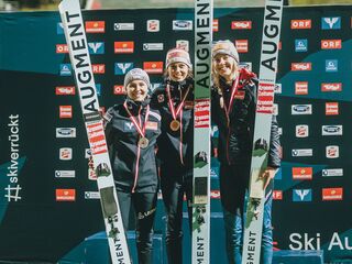 Skisprung Damen: 2. Platz Chiara Kreuzer (AUT), Siegerin Lisa Eder (AUT), 3. Platz Hannah Wiegele (AUT)
