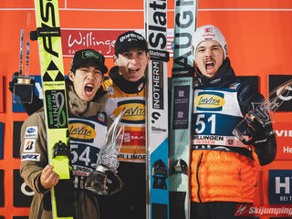 2. Platz Ren Nikaido (JPN), Sieger Domen Prevc (SLO), 3. Platz Philipp Raimund (GER)