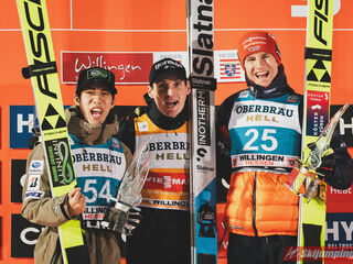2. Platz Ren Nikaido (JPN), Sieger Domen Prevc (SLO), 3. Platz Karl Geiger (GER)