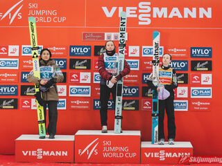 2. Platz Nozomi Maruyama (JPN), Siegerin Eirin Maria Kvaandal (NOR), 3. Platz Nika Prevc (SLO)