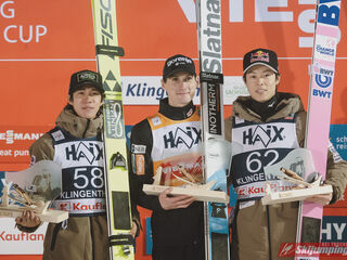 2. Platz Ren Nikaido (JPN), Sieger Domen Prevc (SLO), 3. Platz Ryoyu Kobayashi (JPN)