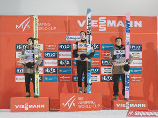 2. Platz Ren Nikaido (JPN), Sieger Domen Prevc (SLO), 3. Platz Ryoyu Kobayashi (JPN)